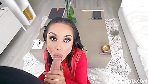 Kneels On The Floor To Suck Thick Throbbing Cock - Aurelly Rebel And Ike Diezel